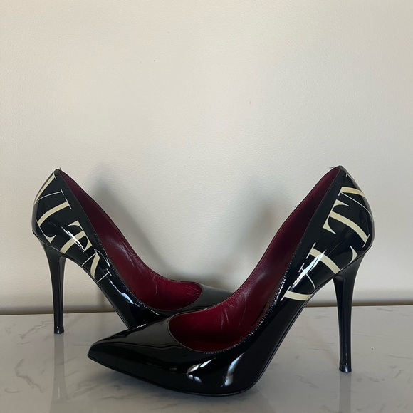 Valentino Garavani Black Pumps - Picture 2 of 5